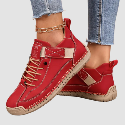 Zapatillas deportivas rojas con cordones y costuras decorativas, suela beige