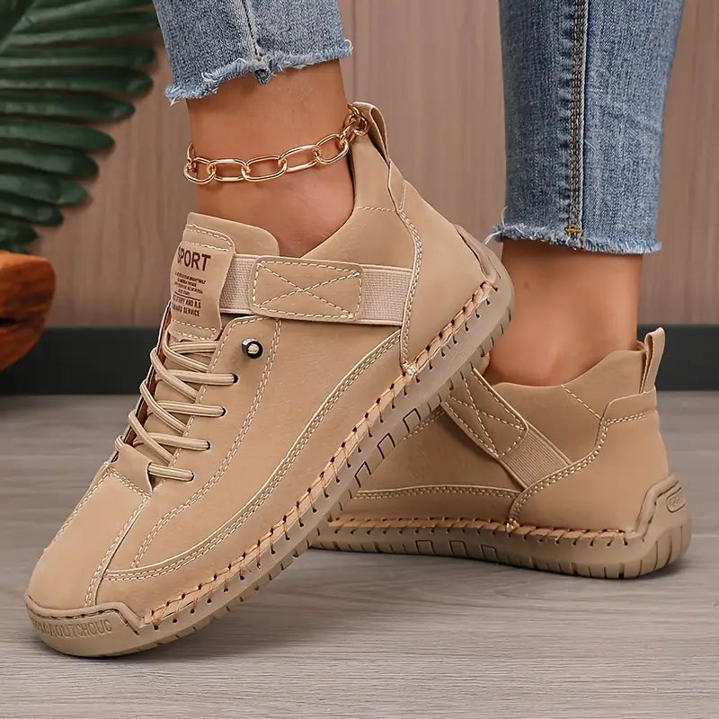 Zapatillas beige con cordones, cierre tipo correa y suela clara