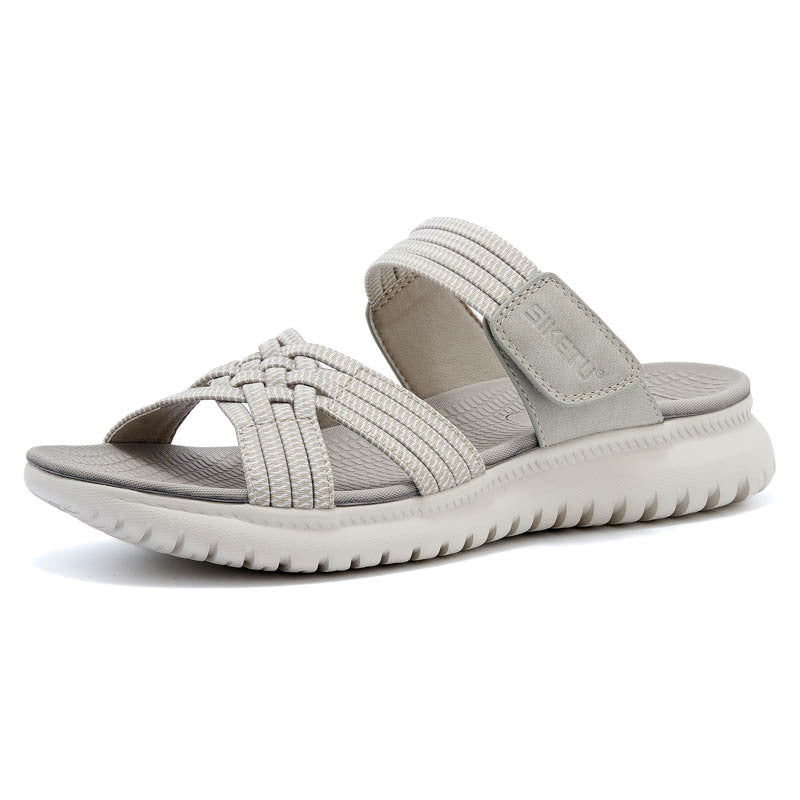 Sandalias ortopédicas cómodas grises con tiras tejidas y pulsera de ajuste