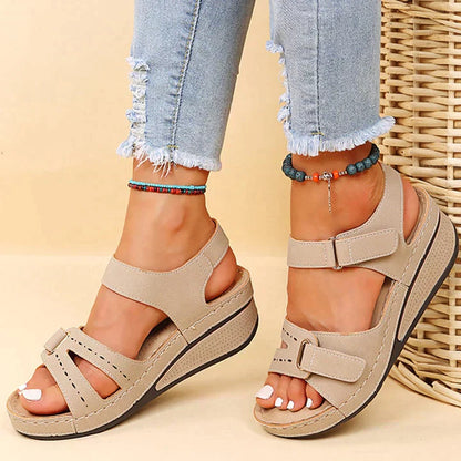 Sandalias ortopédicas con cuña color beige, doble tira con hebilla y sandalia abierta