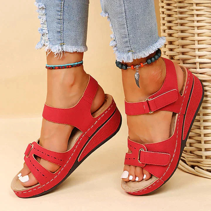 Sandalias ortopédicas con cuña rojas, correas con hebilla y costuras decorativas