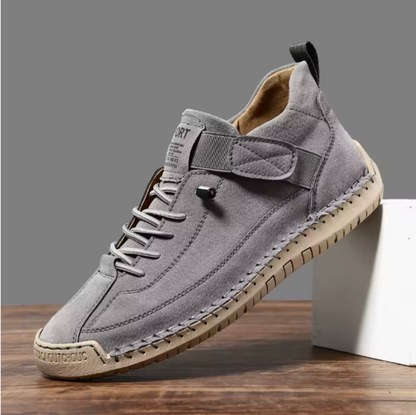Zapatillas deportivas grises con cordones y tira con velcro, suela beige