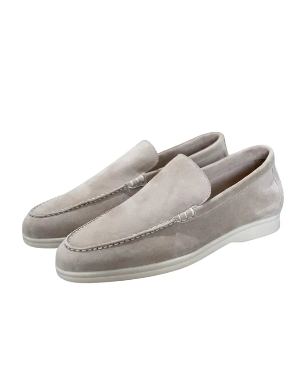 Mocasines de ante color gris claro, estilo slip-on, costuras visibles y suela clara.