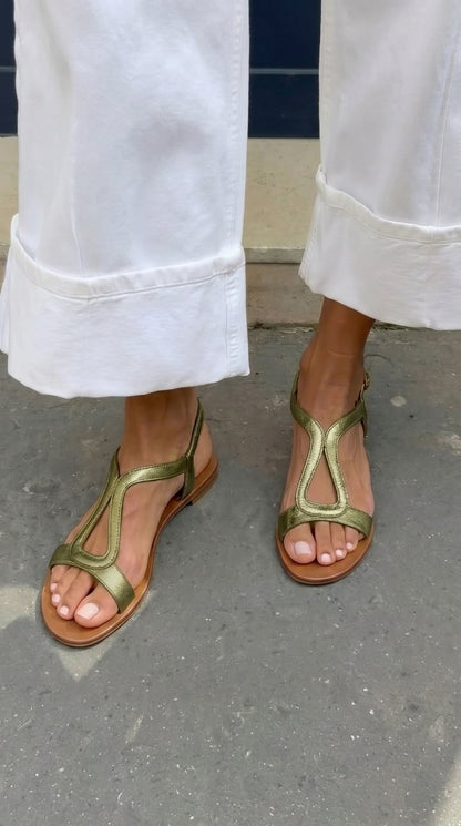 Sandalias de dedo verdes con tiras en T y suela marrón
