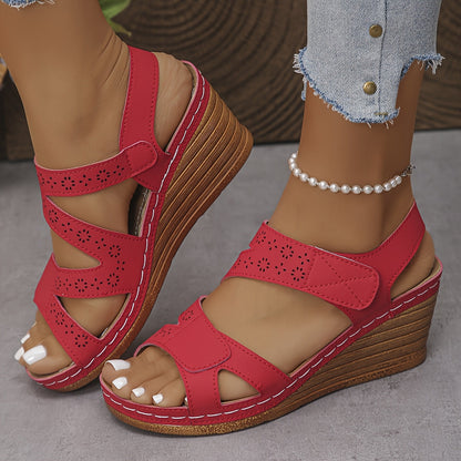 Sandalias ortopédicas Amelia Comfort rojas, cuña de madera y tiras con velcro.