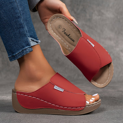 Sandalias tipo zueco con arco plantar, rojas, suela de cuña marrón y hebilla decorativa