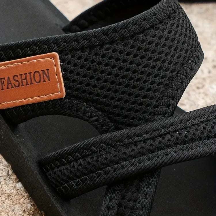 Sandalias ortopédicas cómodas negras: detalle de textura perforada y hebilla