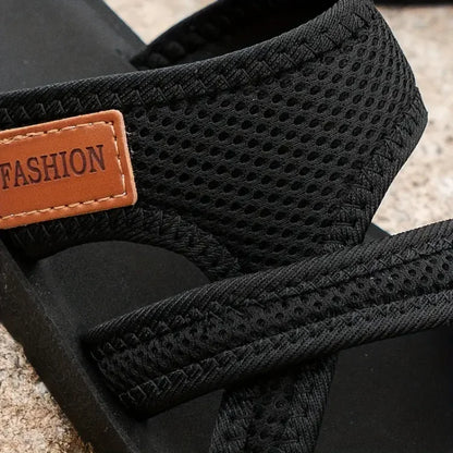 Sandalias ortopédicas cómodas negras: detalle de textura perforada y hebilla