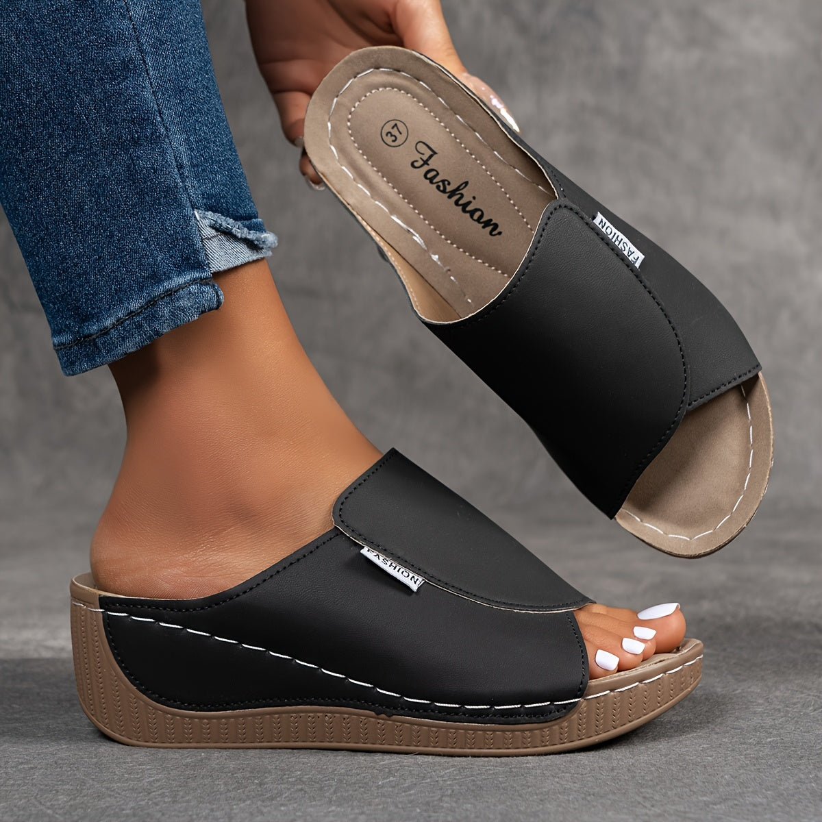 Sandalias de cuero negras con plantilla con arco comfort y suela beige, tira ancha