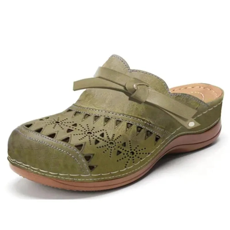 Zueco ortopédico verde oliva con perforaciones, tira ajustable y suela de cuña marrón