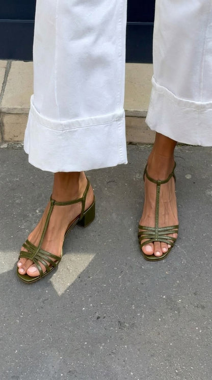 Sandalias de tiras verde oliva con tacón cuadrado y puntera abierta