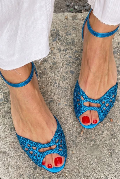 Sandalias azules de punta abierta con trenzado y pulsera en el tobillo