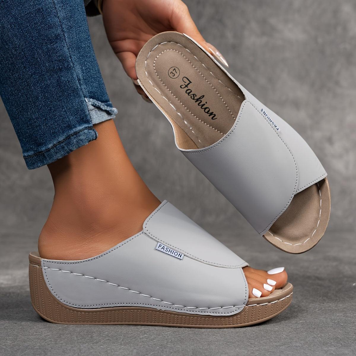 Sandalias tipo zueco con arco plantar, blancas, suela de cuña marrón con costuras