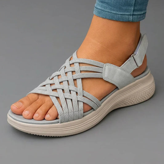 Sandalia ortopédica cómoda gris con tiras entrecruzadas y suela gruesa