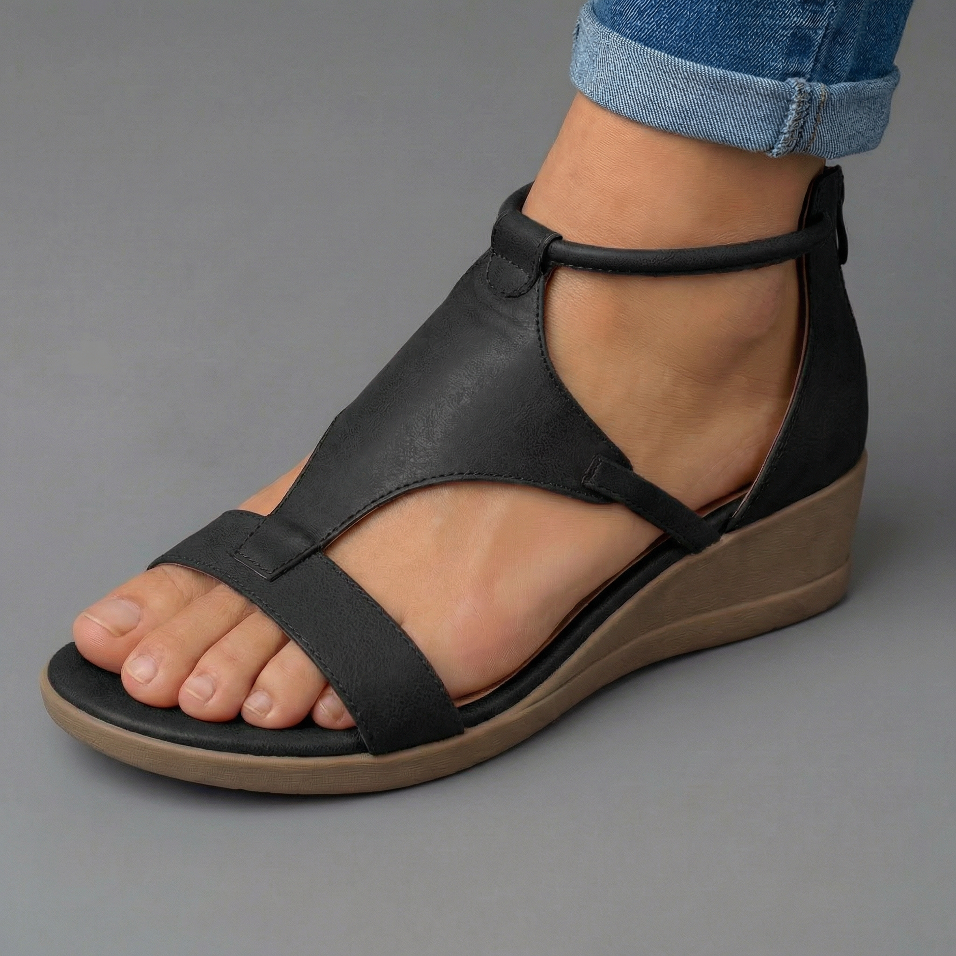 Sandalias ortopédicas de cuña negras con tira en el empeine y suela beige