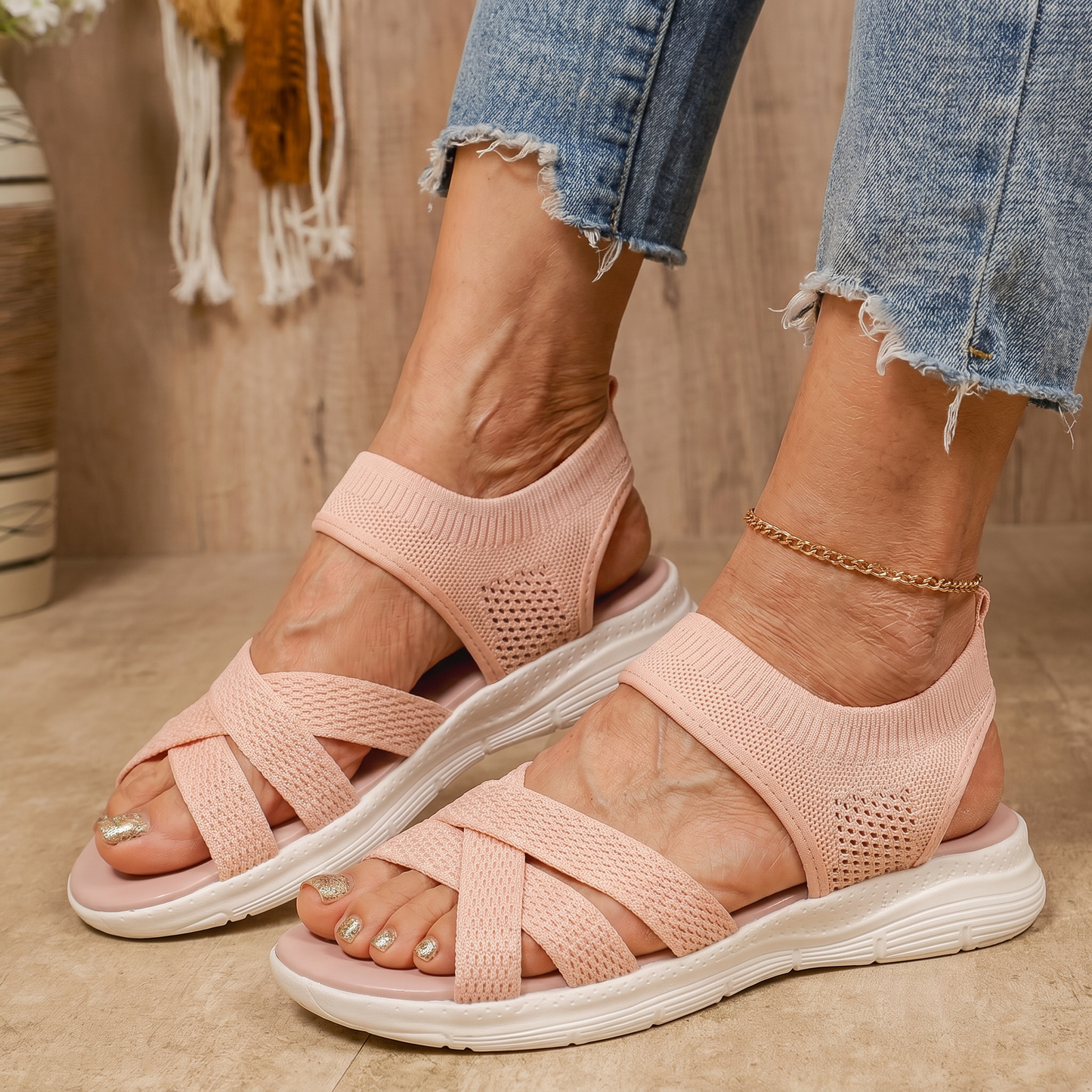 Sandalias ortopédicas de malla rosa con tiras cruzadas y suela blanca gruesa
