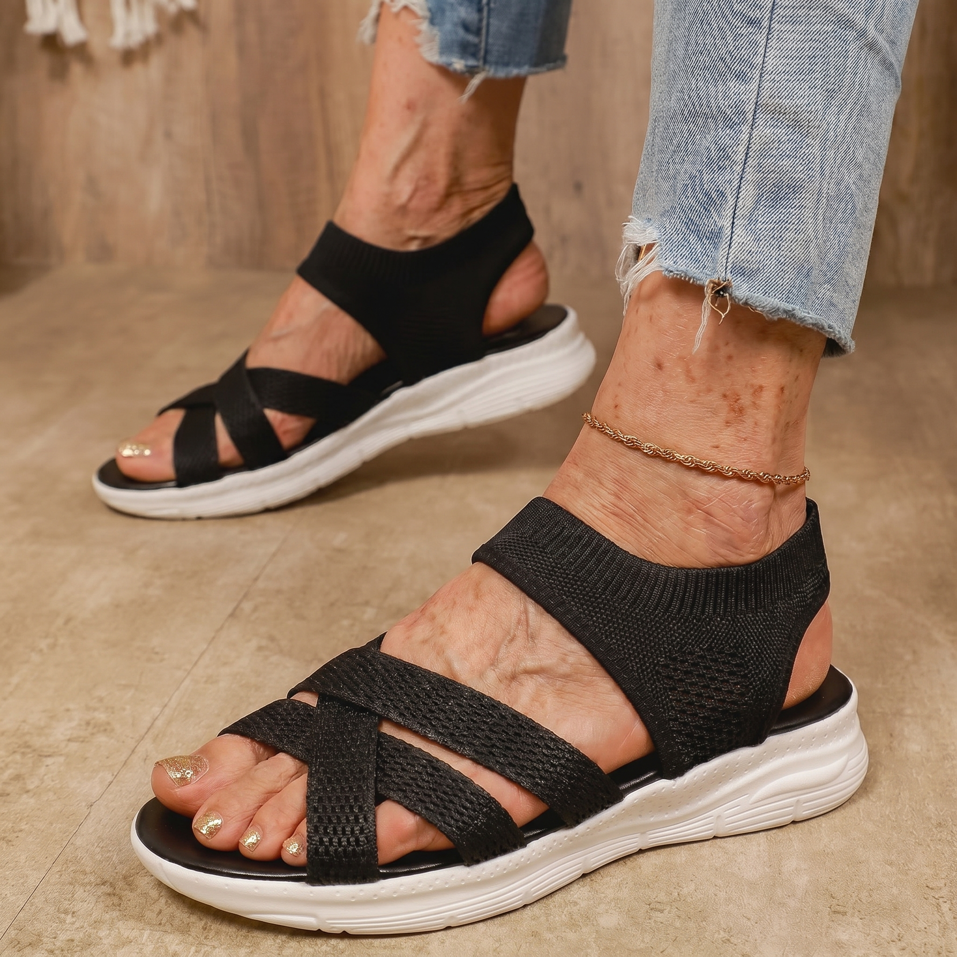 Sandalias ortopédicas negras con tiras elásticas, sandalia abierta y suela blanca gruesa