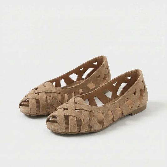 Sandalias planas trenzadas beige con abertura en el empeine y tiras cruzadas