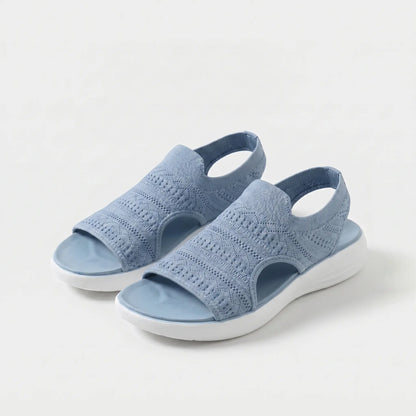 Sandalias ortopédicas de tejido azul claro, punta abierta y suela blanca acolchada