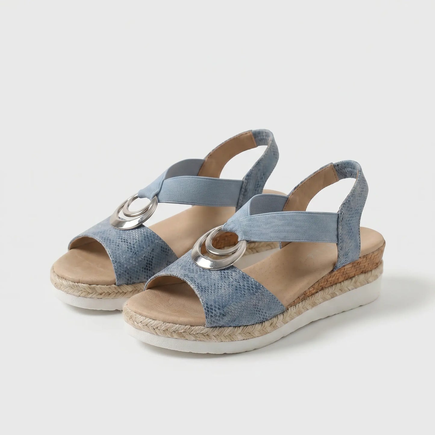 Sandalia ortopédica azul claro con hebilla plateada y suela de cuña de yute