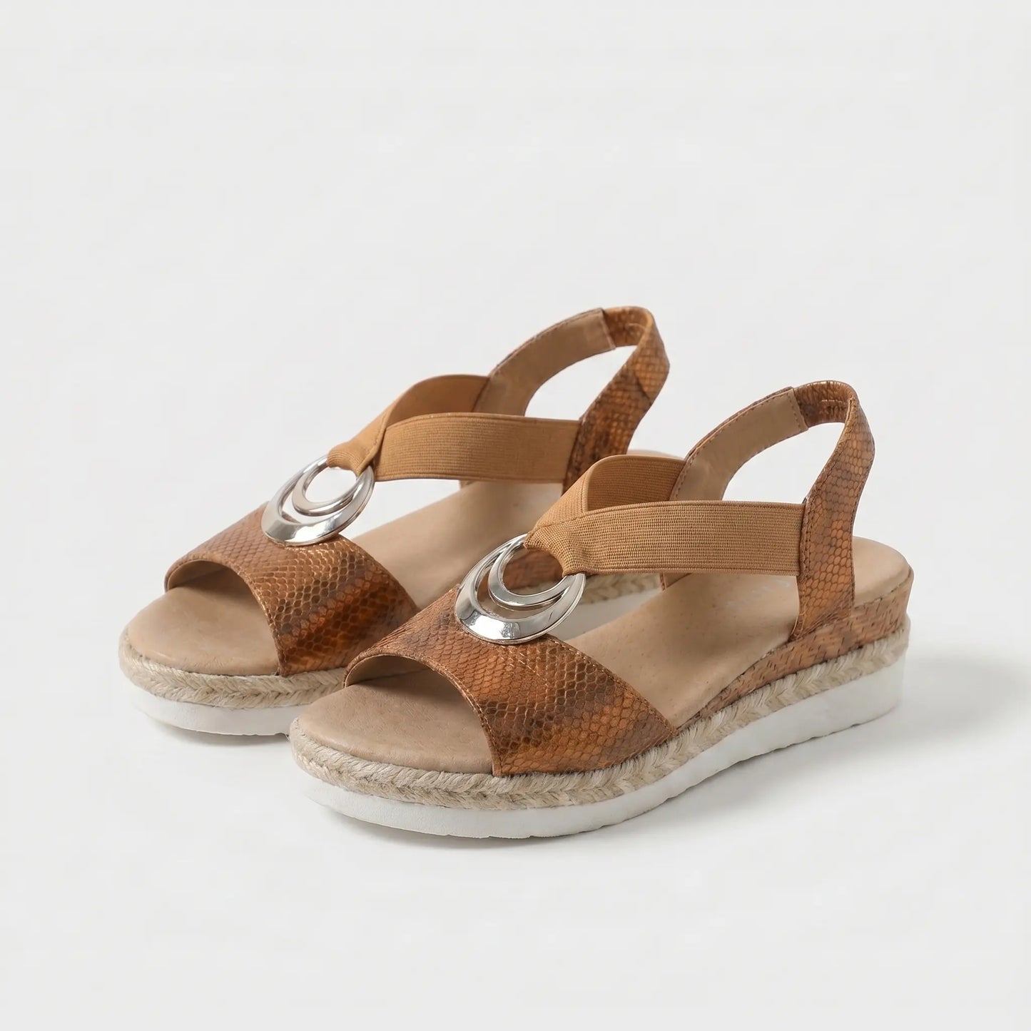 Sandalias ortopédicas de mujer color camel con estampado tipo reptil y hebilla plateada