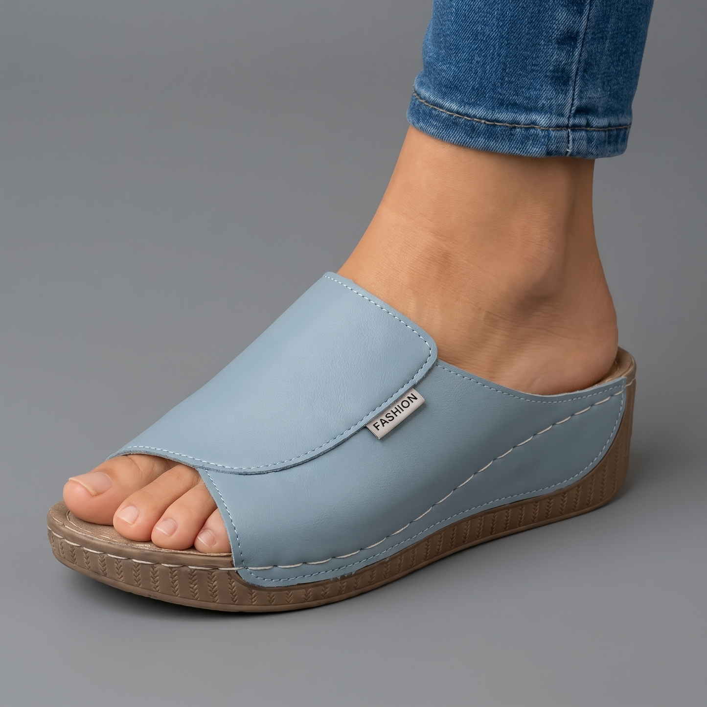 Sandalias de mujer azul claro con tira ancha y suela de cuña de goma