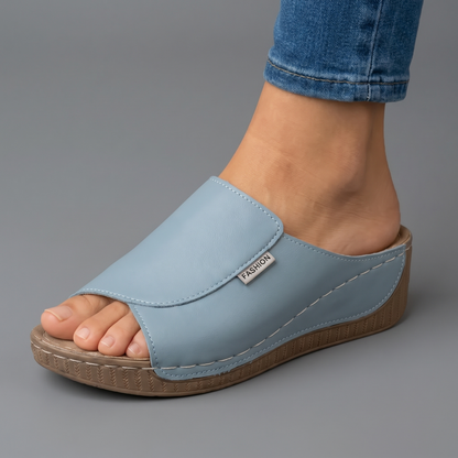 Sandalias de mujer azul claro con tira ancha y suela de cuña de goma