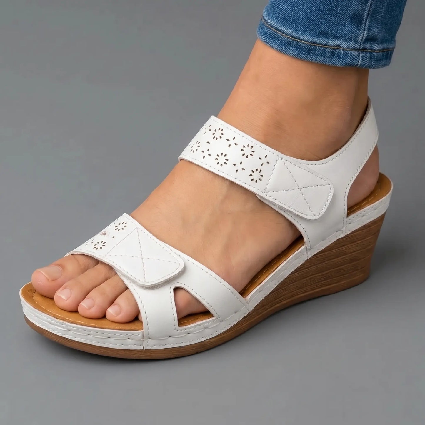 Sandalias ortopédicas blancas de cuña con tiras cruzadas y suela marrón