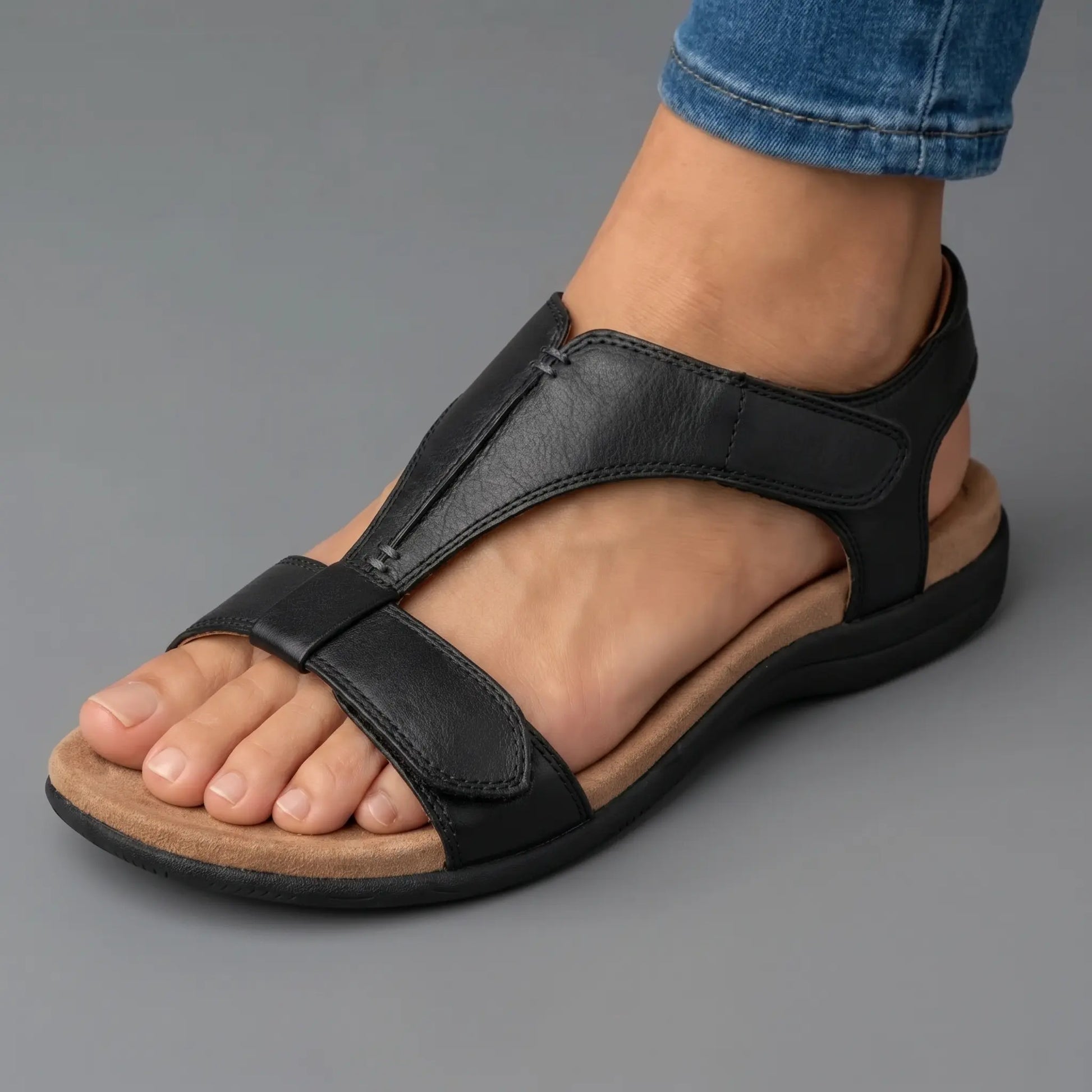 Sandalias ortopédicas negras de piel con tiras con velcro y suela amortiguada.