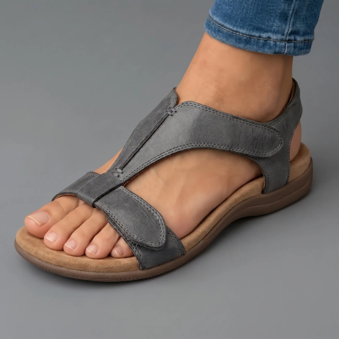 Sandalia ortopédica ergonómica gris oscuro con tira ajustable y punta abierta