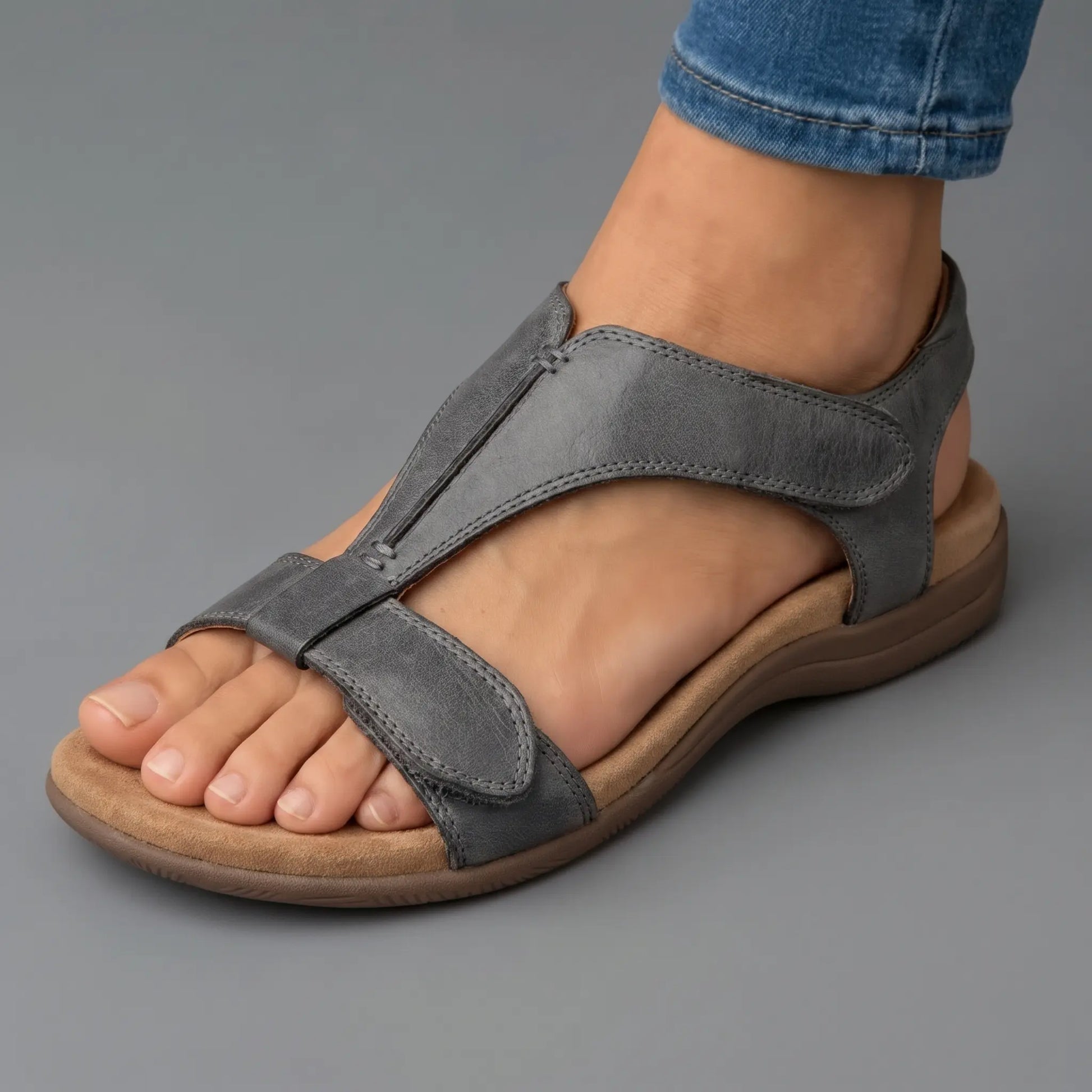 Sandalia ortopédica ergonómica gris oscuro con tira ajustable y punta abierta