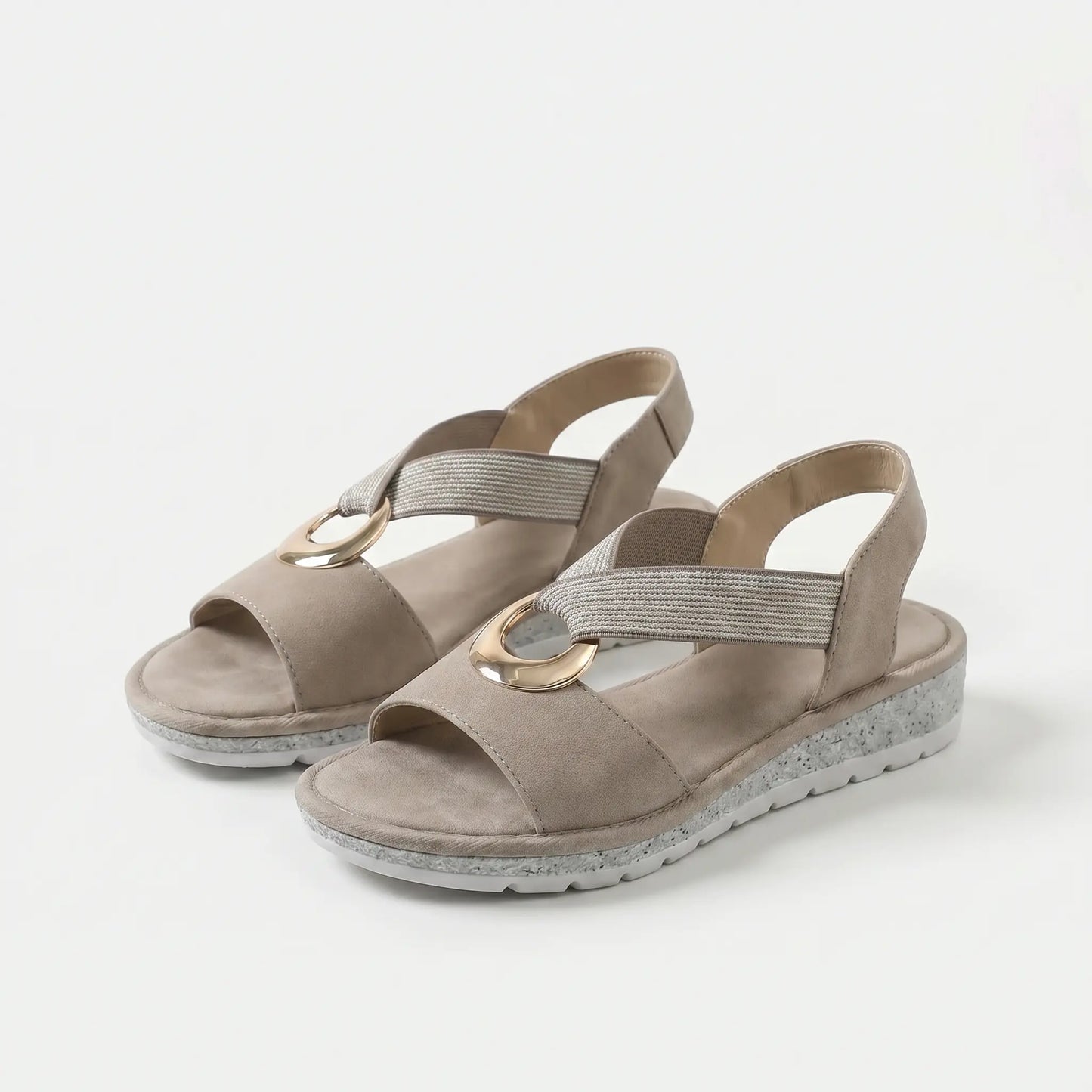 Sandalias ortopédicas confort beige con tira elástica gris y hebilla metálica