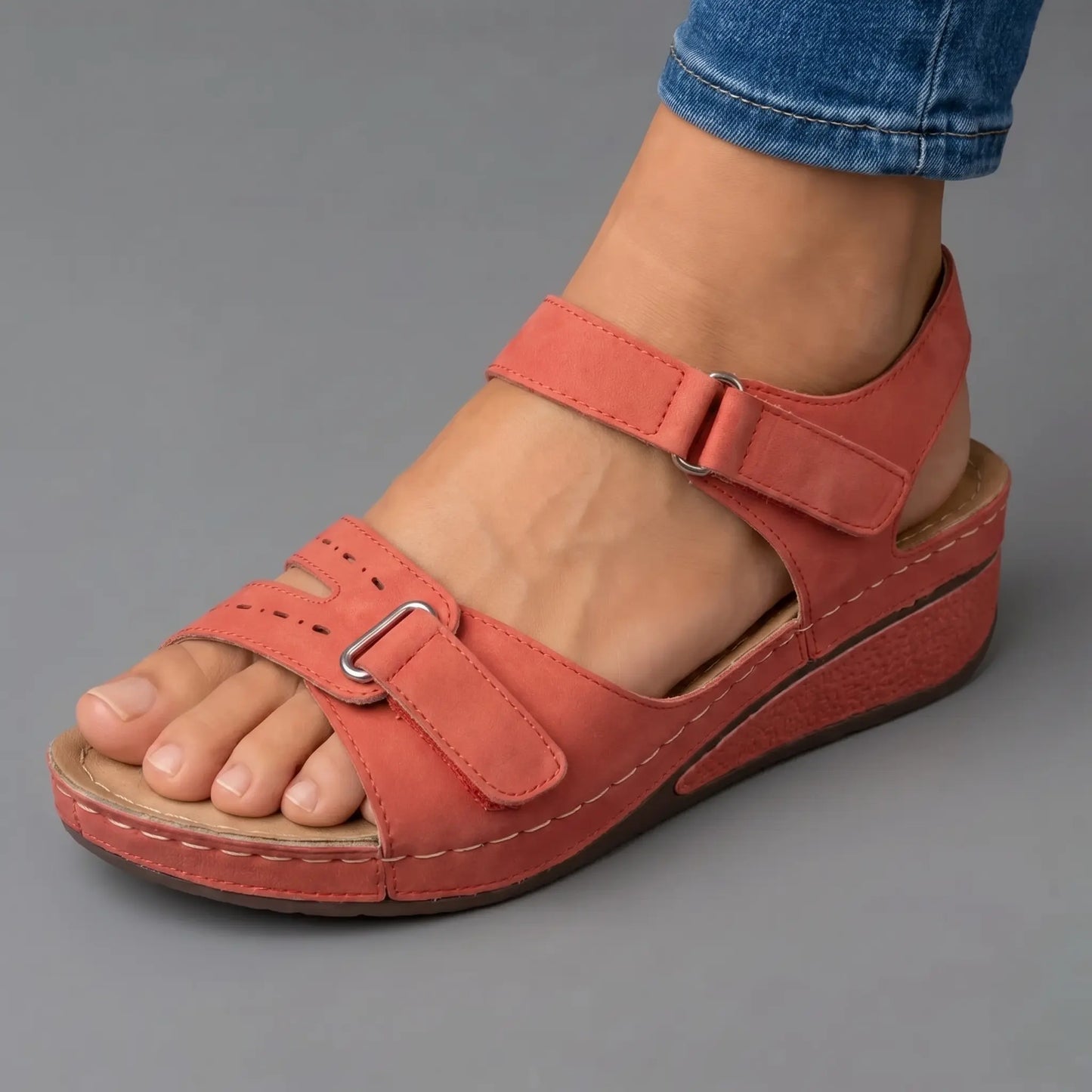 Sandalias ortopédicas con cuña de color rojo, tiras con hebilla y abertura en el dedo