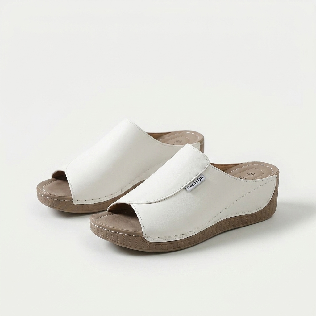 Sandalias de mujer blancas con tira ancha y suela de cuña de goma