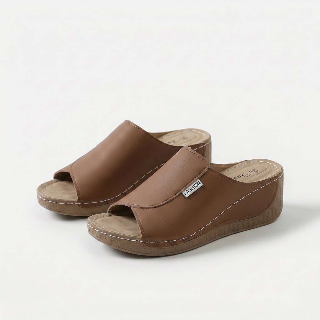 Sandalias de mujer beige con tira ancha y suela de cuña de goma