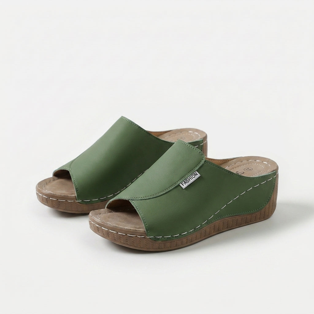 Sandalias de mujer verdes con tira ancha y suela de cuña de goma