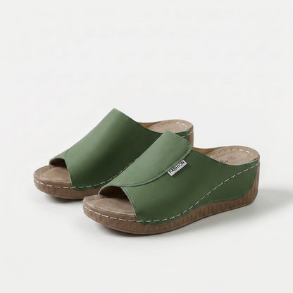 Sandalias de mujer verdes con tira ancha y suela de cuña de goma
