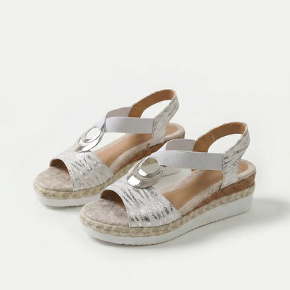 Sandalias ortopédicas beige/plateadas con hebilla metálica redonda y suela de cuña