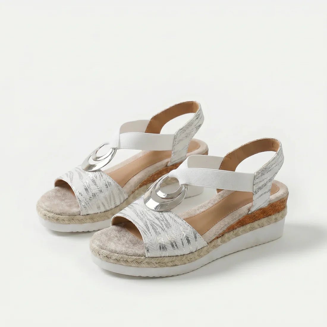 Sandalias ortopédicas beige/plateadas de tiras con hebilla plateada y suela acolchada
