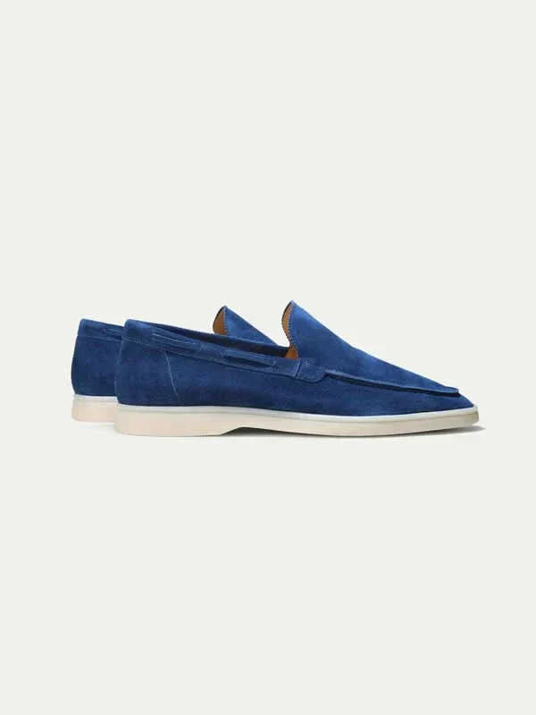 Mocasín de ante azul marino con pala y suela blanca