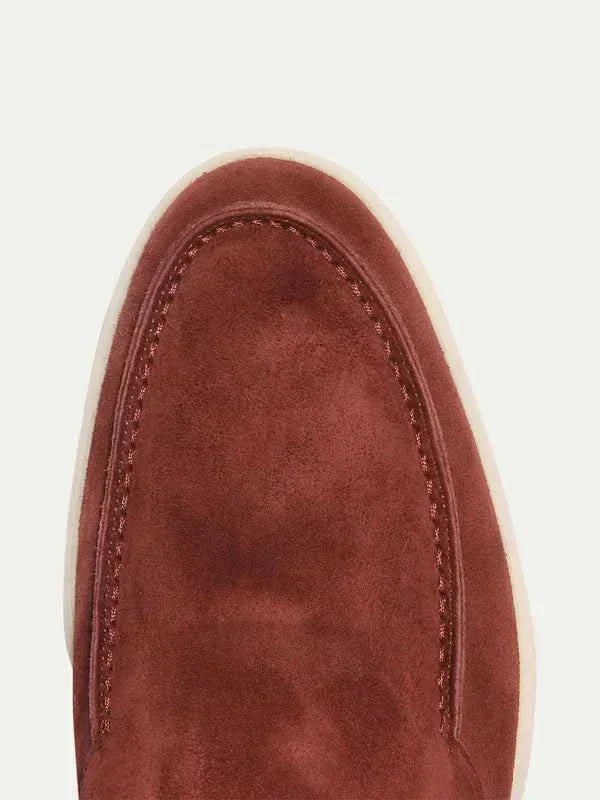 Mocasín de ante burdeos en vista superior, con costuras decorativas.