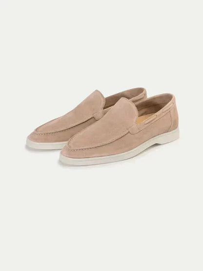 Mocasines de ante color rosa empolvado, estilo slip-on, suela blanca y costuras.