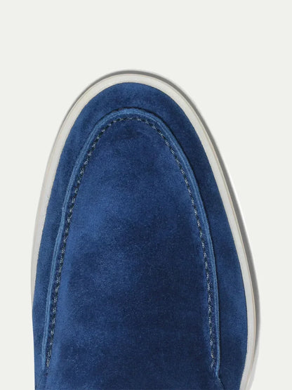 Mocasín de ante azul intenso con borde acolchado y costuras
