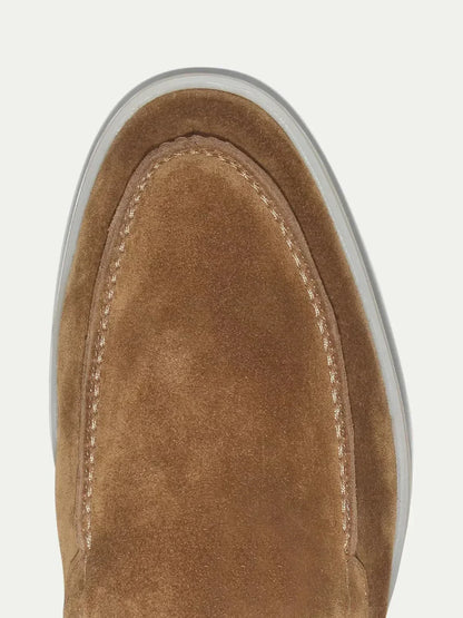 Mocasín de ante color caramelo visto desde el empeine y el interior