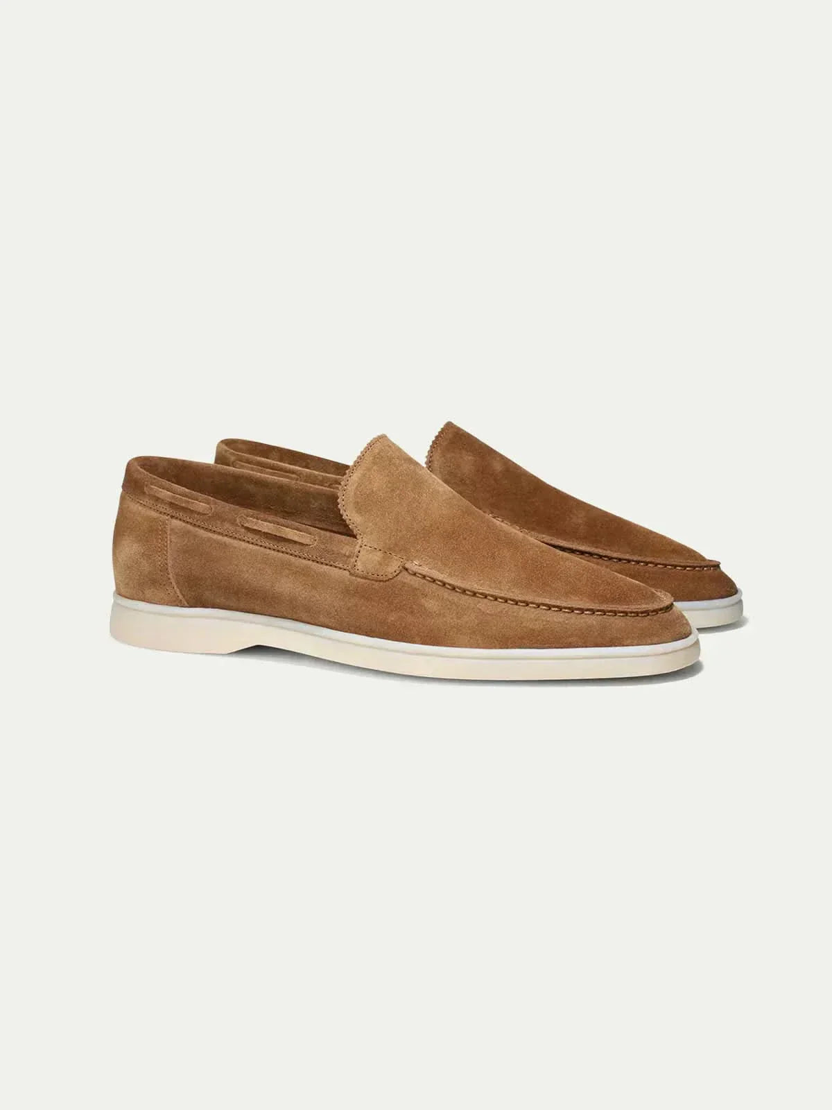 Mocasín de ante caramelo con pala y suela blanca