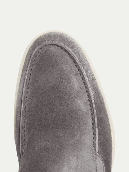 Mocasín de ante gris oscuro con costuras visibles y suela clara