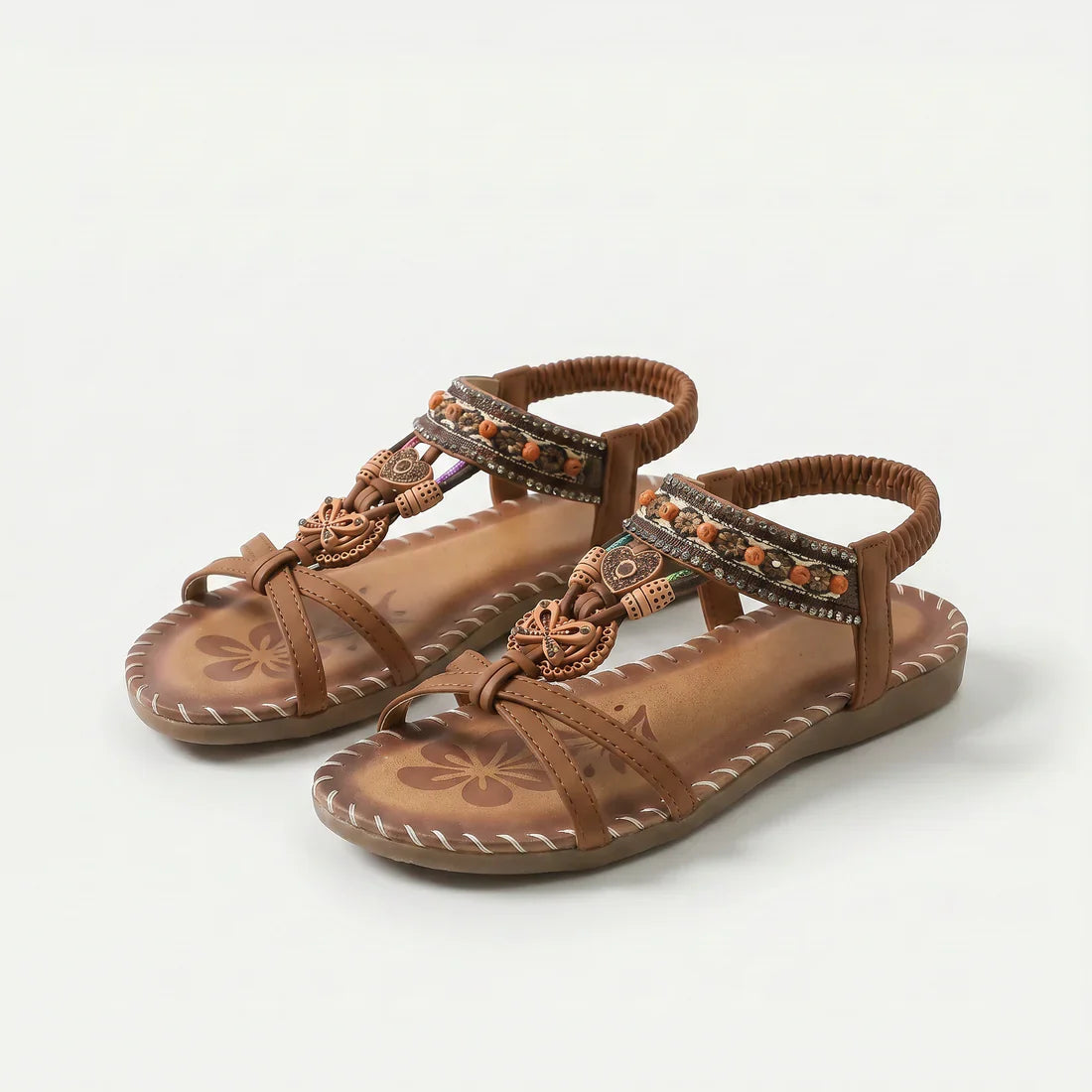 Sandalias ortopédicas marrón con tiras decoradas y suela acolchada con costuras