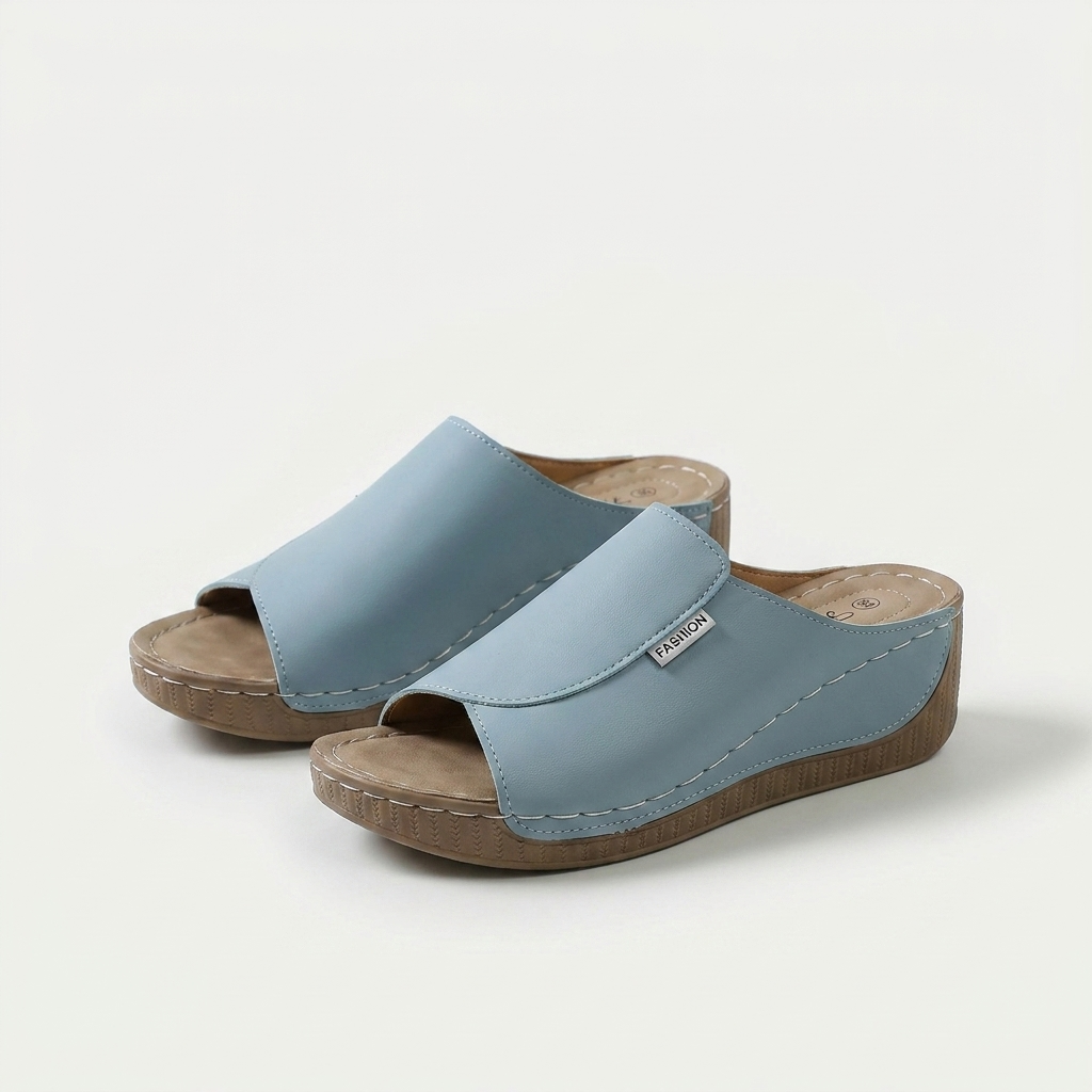 Sandalias de mujer azul claro con abertura en el dedo y suela de cuña