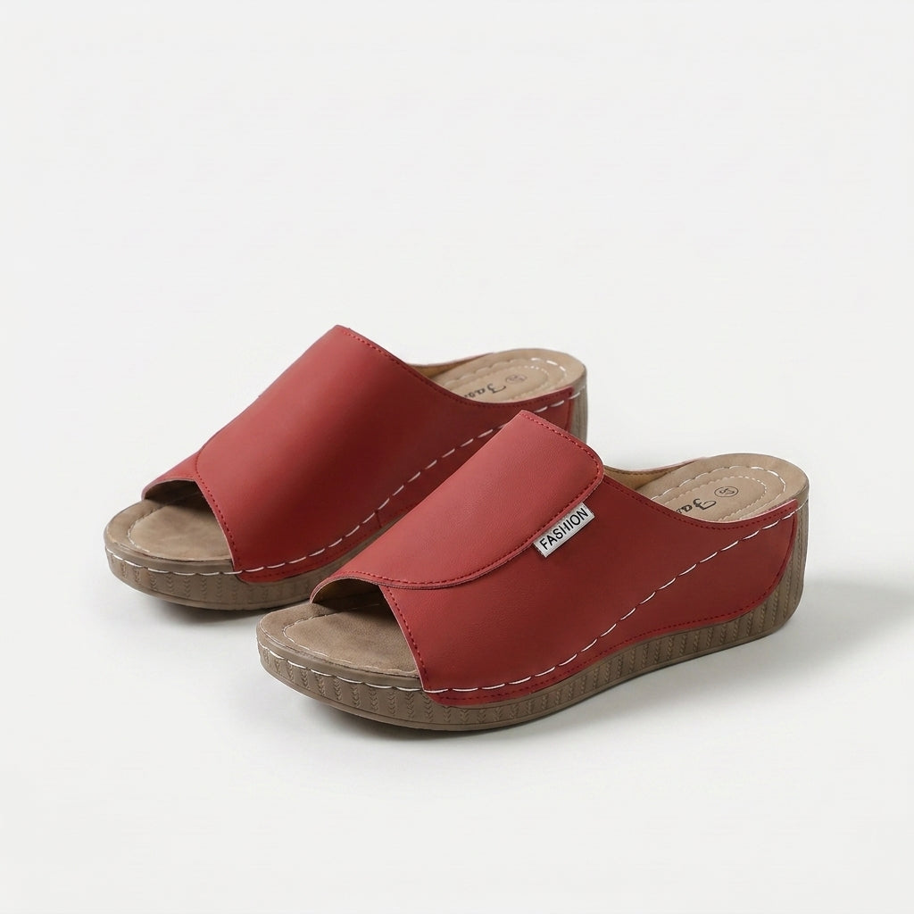 Sandalias de mujer rojas con tira ancha y suela de cuña de goma