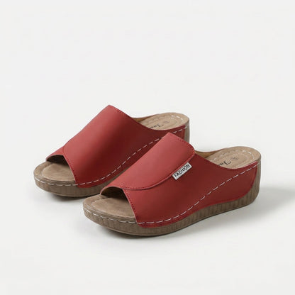 Sandalias de mujer rojas con tira ancha y suela de cuña de goma
